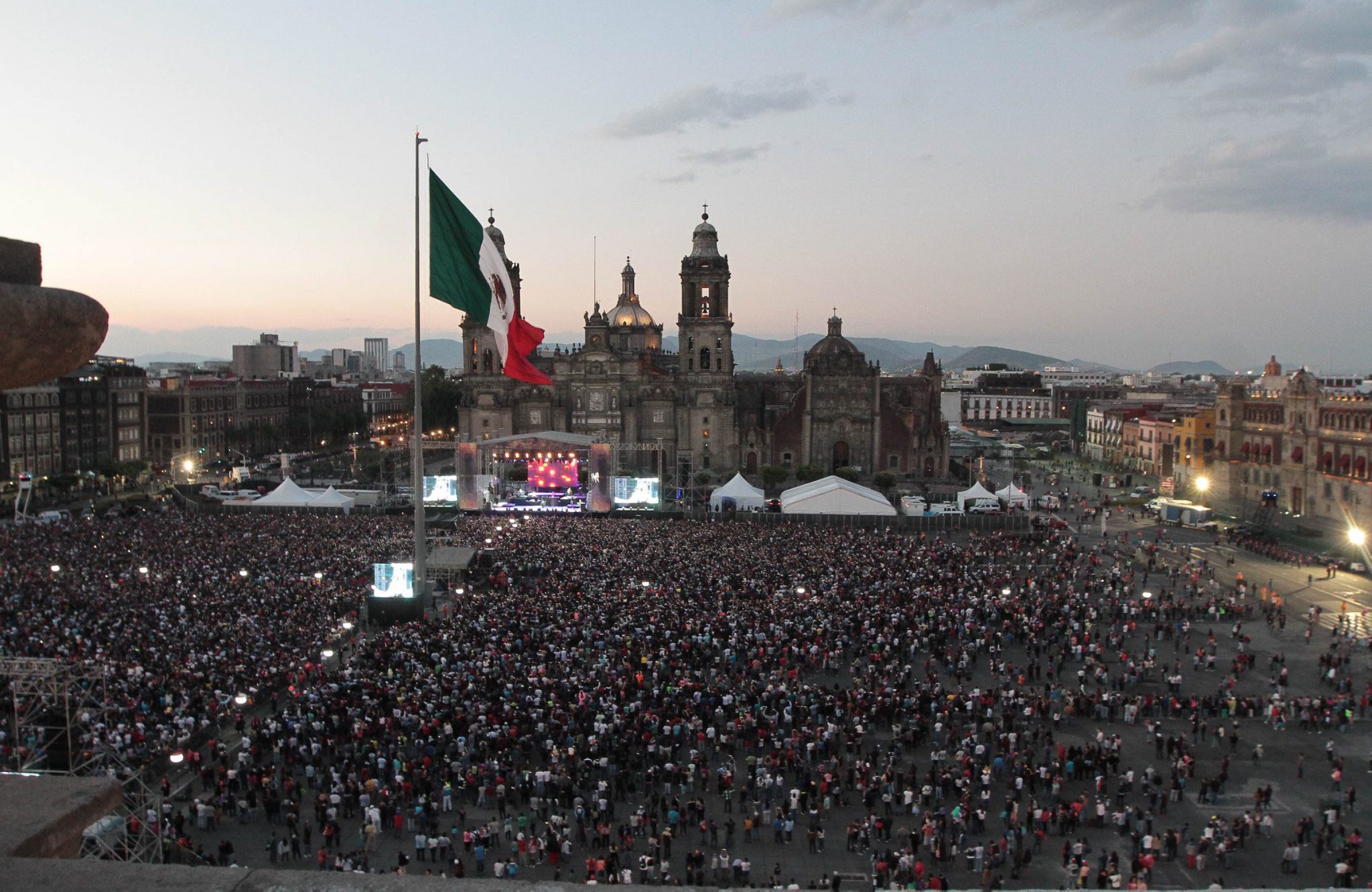 Nicky Jam, Wisin, Gente de Zona reúnen a más de 40 mil personas en el Zócalo 18 Esp