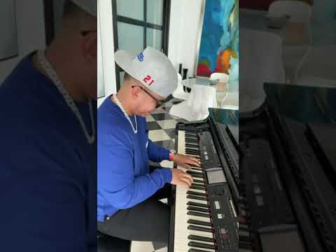 0 15 - Daddy yankee demuestra su talento en el piano